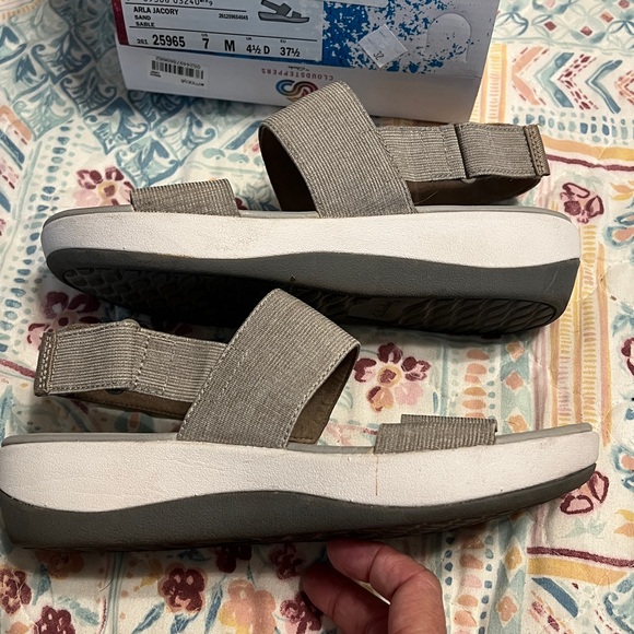 Clarks Cloud steppers Size 7M, color Sand, with Box - Picture 3 of 10
